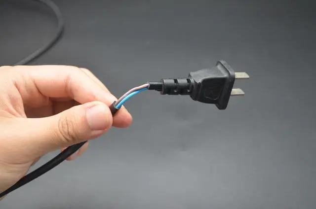 电线插头根部烧断了怎么修复,电线插头根部断了怎么用扎带修复