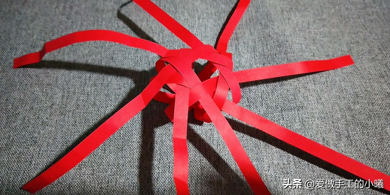 用折星星的纸条做灯笼,用纸条折红红的小灯笼