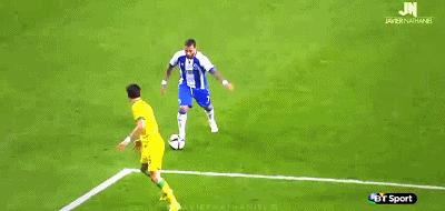 他拥有世上无与伦比的外脚背技术，比C罗更有天赋可是难有成就