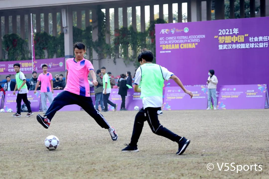 中国足协“梦想中国”公益行走进武汉市第一聋哑学校