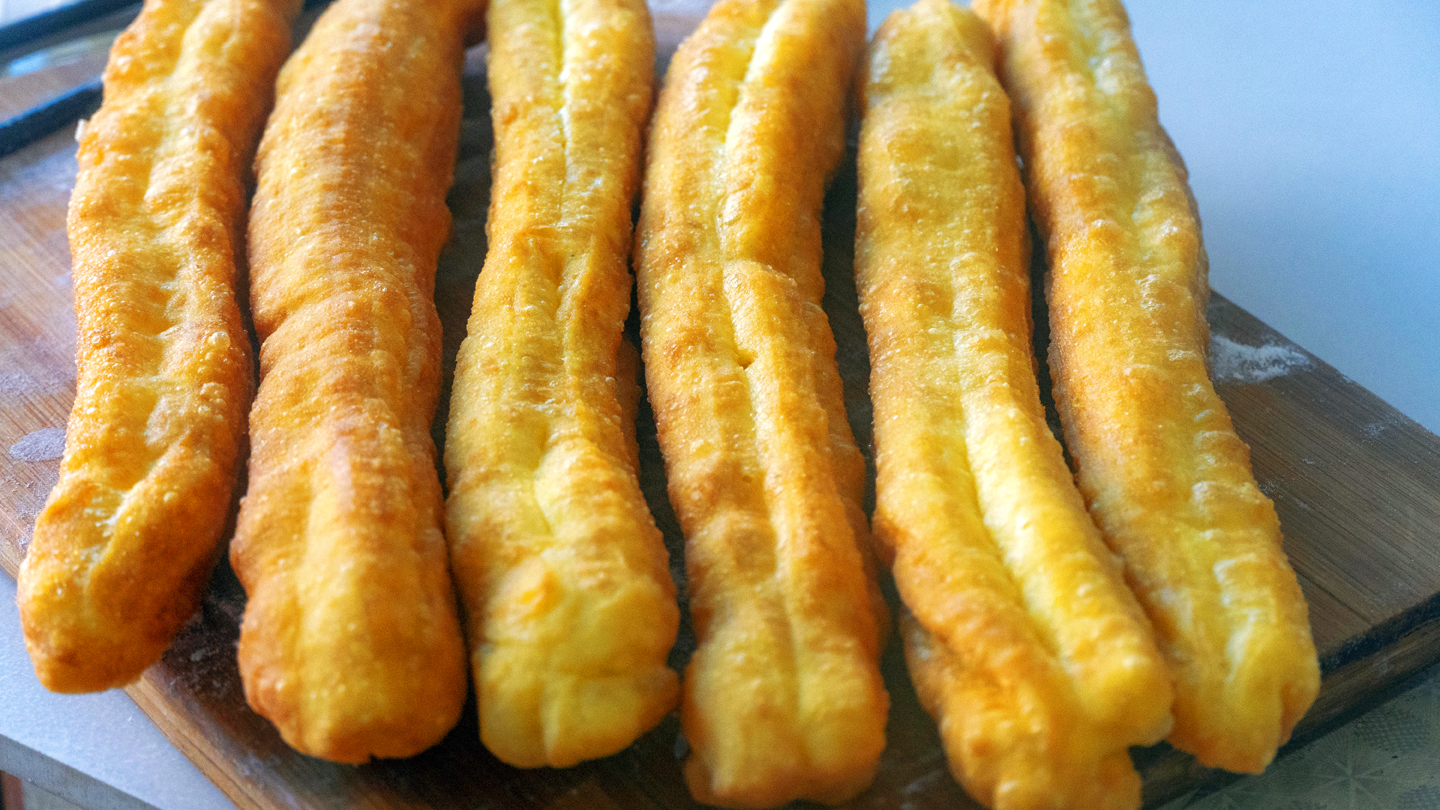 蓬松酥脆空心大油条,油条怎么做酥脆松软空心无泡打粉