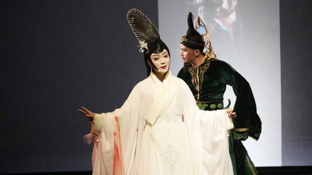 李玉刚浓妆艳抹图片,李玉刚年轻照图