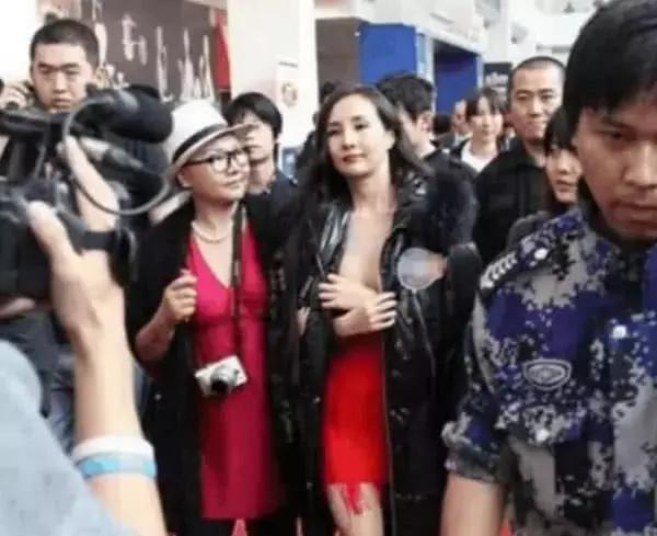 干露露穿这样出席活动，一个姿势引起大家不满，网友：太假了吧