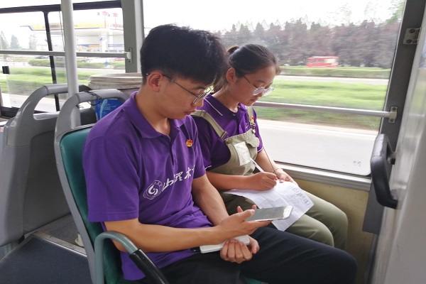 “文旅交韵”实践团进行BRT快速公交系统的调查