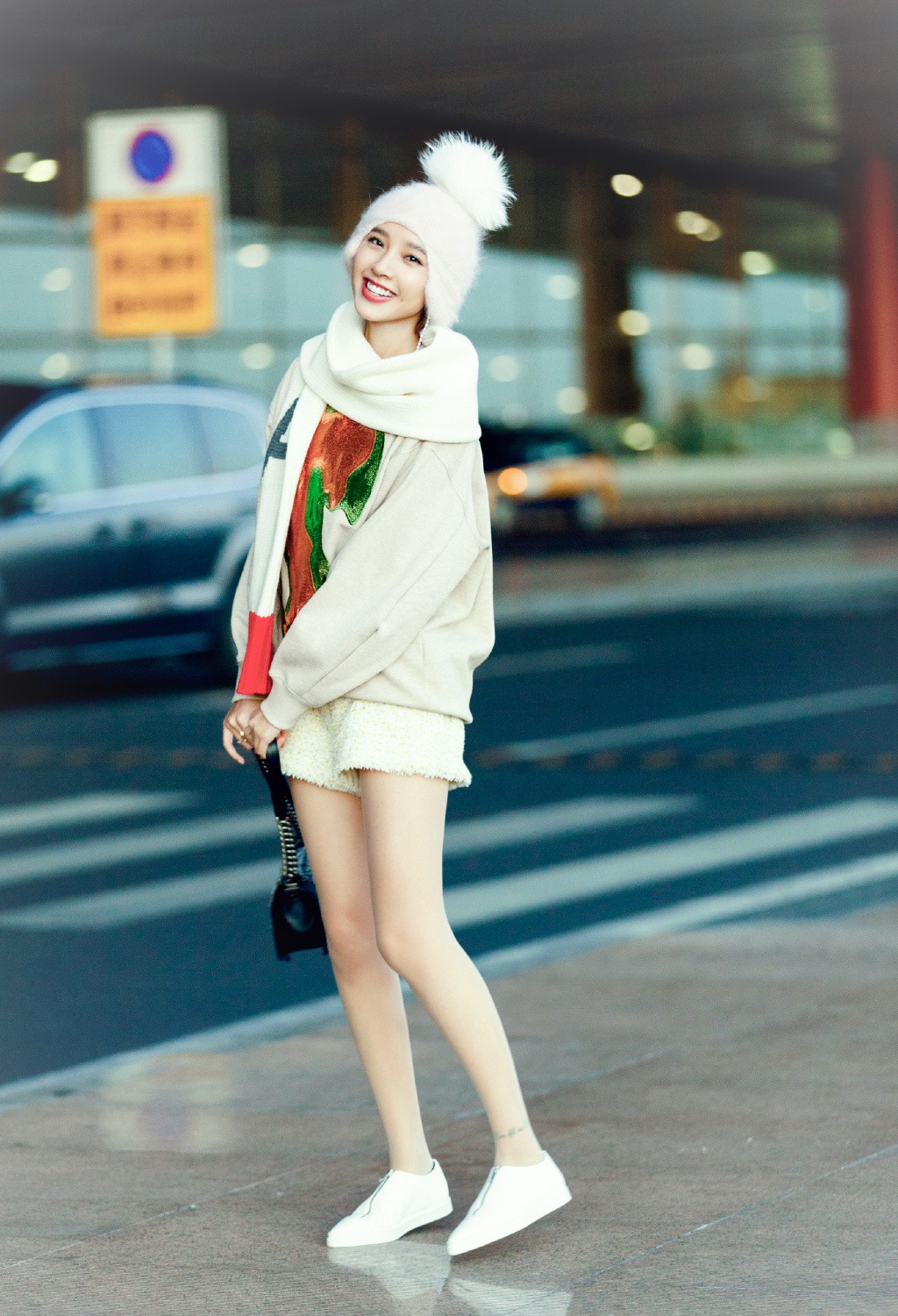 唐艺昕穿背带裙现身机场减龄扮嫩,唐艺昕白色外套搭浅色牛仔裤