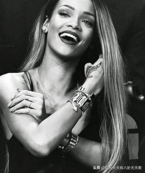 兼职歌手的美妆博主蕾哈娜女士终于出新歌了，等太久啦