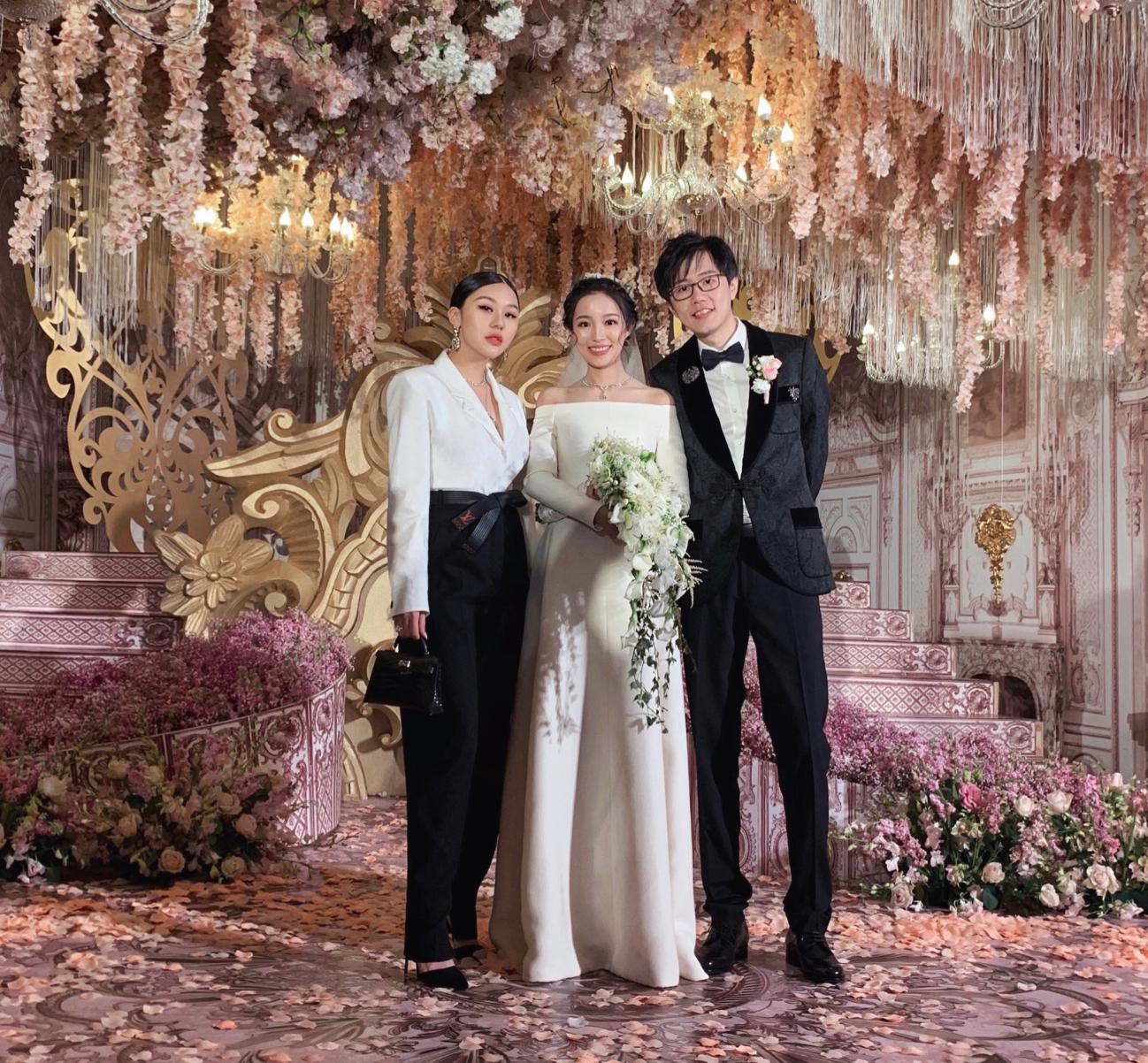 王思聪送酒神的劳斯莱斯是哪款,酒神王思聪婚礼送劳斯莱斯