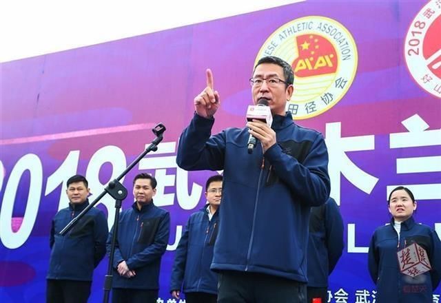 白岩松每次跑步5-10公里,白岩松静蹲锻炼原版