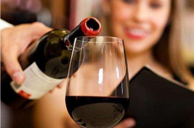 买红酒时怎么辨别是不是勾兑红酒,买红酒如何鉴别好坏