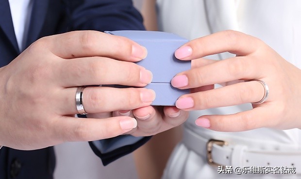 女朋友生日送什么钻戒比较好,生日礼物送情侣钻戒可以吗