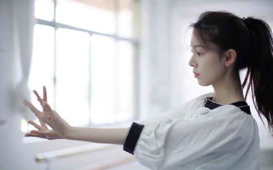 胡歌刘诗诗是唐人影视的艺人吗,以前的演员胡歌刘诗诗