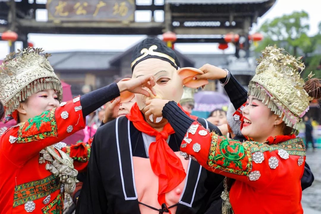 5万人PK酒量饭量胆量!这个饭局水陆两栖震撼上天