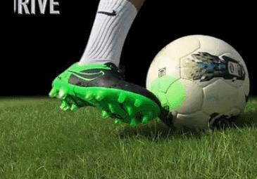 如何踢出一脚50米的长传球,长传球怎么踢的又高又远