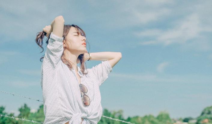 夏天脸上出油显得好邋遢，4个方法帮你控油，不做“油腻女”