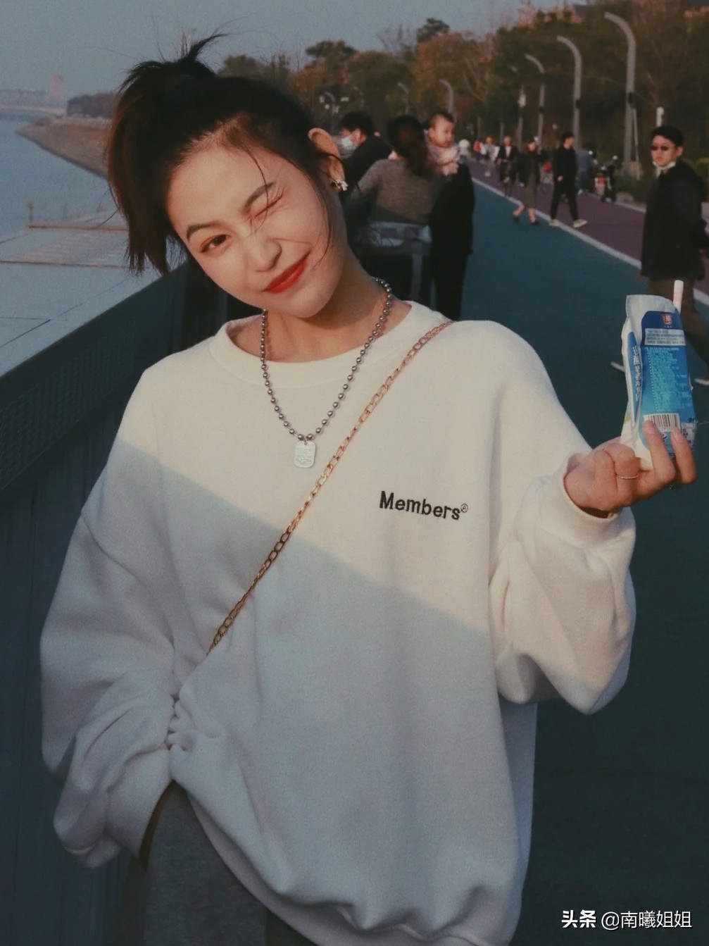 时髦的女人都穿卫衣减龄又好看,女生一定要了解的卫衣经典搭配