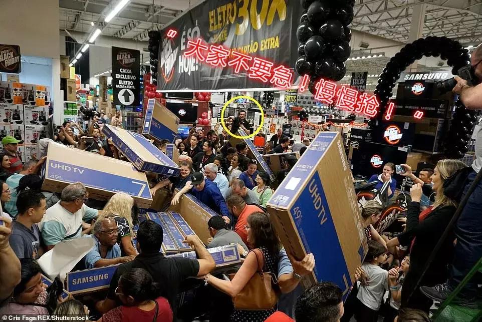 黑五疯狂打折视频,黑五冲进商场