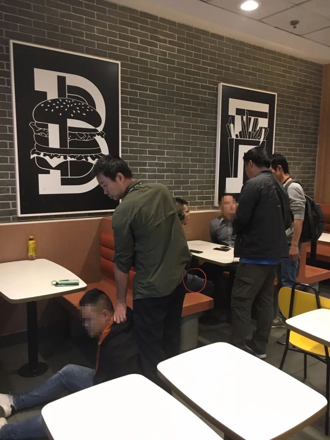 车租出去回来出现的奇怪东西 (租车司机突然消失)