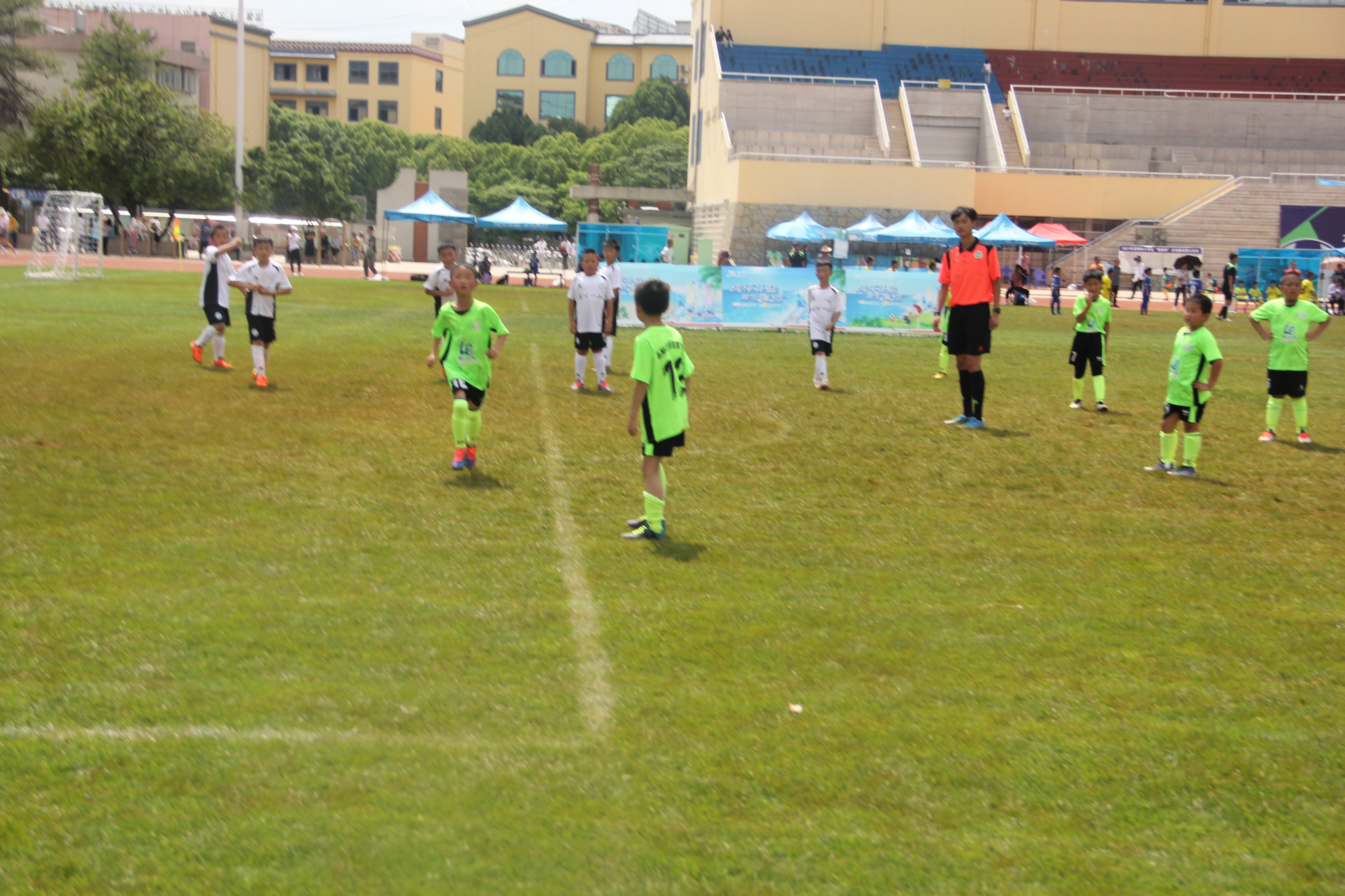 昆明奋进杯足球赛呈贡二小,昆明奋进杯足球赛打几个星期