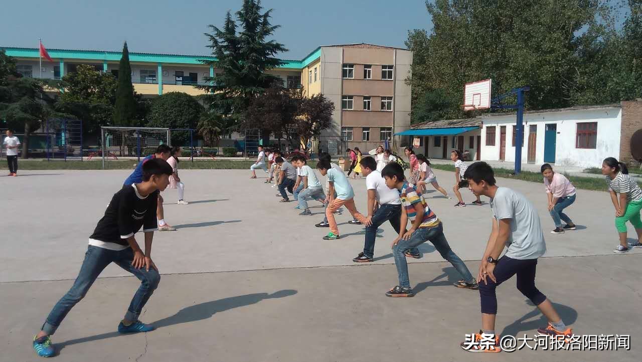 穿足球鞋踢足球比赛,穿大钉足球鞋在水泥地上踢球