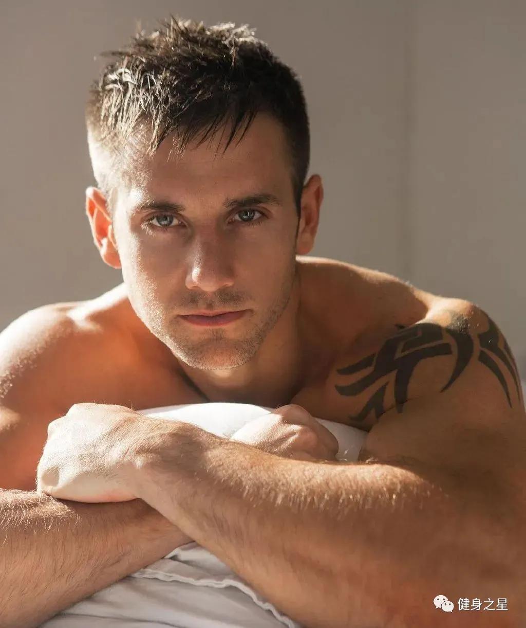 神似top的腹肌男,酷似海王的男模
