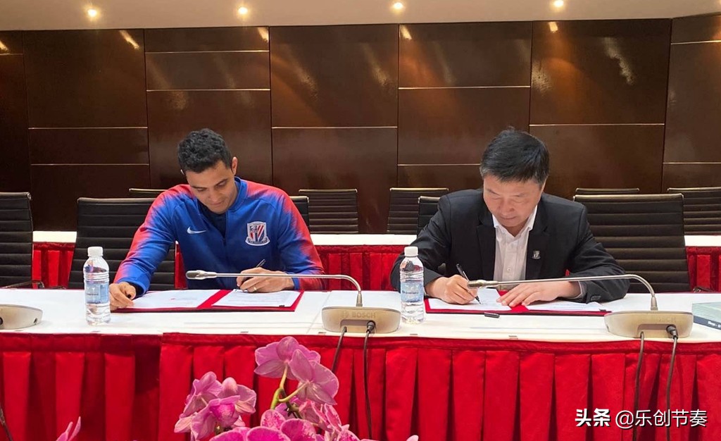 夺冠后跪下痛哭,夺冠后跪地痛哭