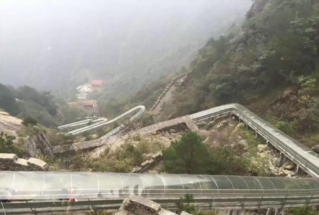 悬崖滑梯风景区,悬崖峭壁雪滑梯