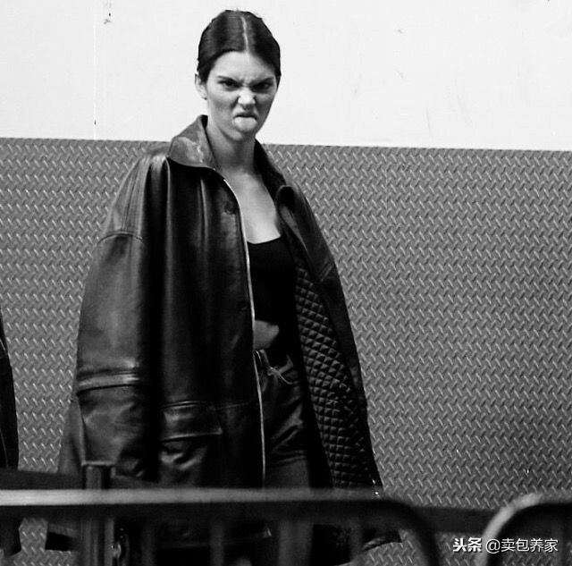 年赚1.5亿成家中最穷，生在名利场，把所有想要的都拿到她才23岁