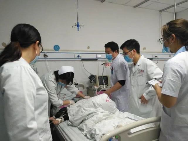 小孩忽然抽搐流汗水怎么回事,小孩抽搐流鼻血是怎么回事