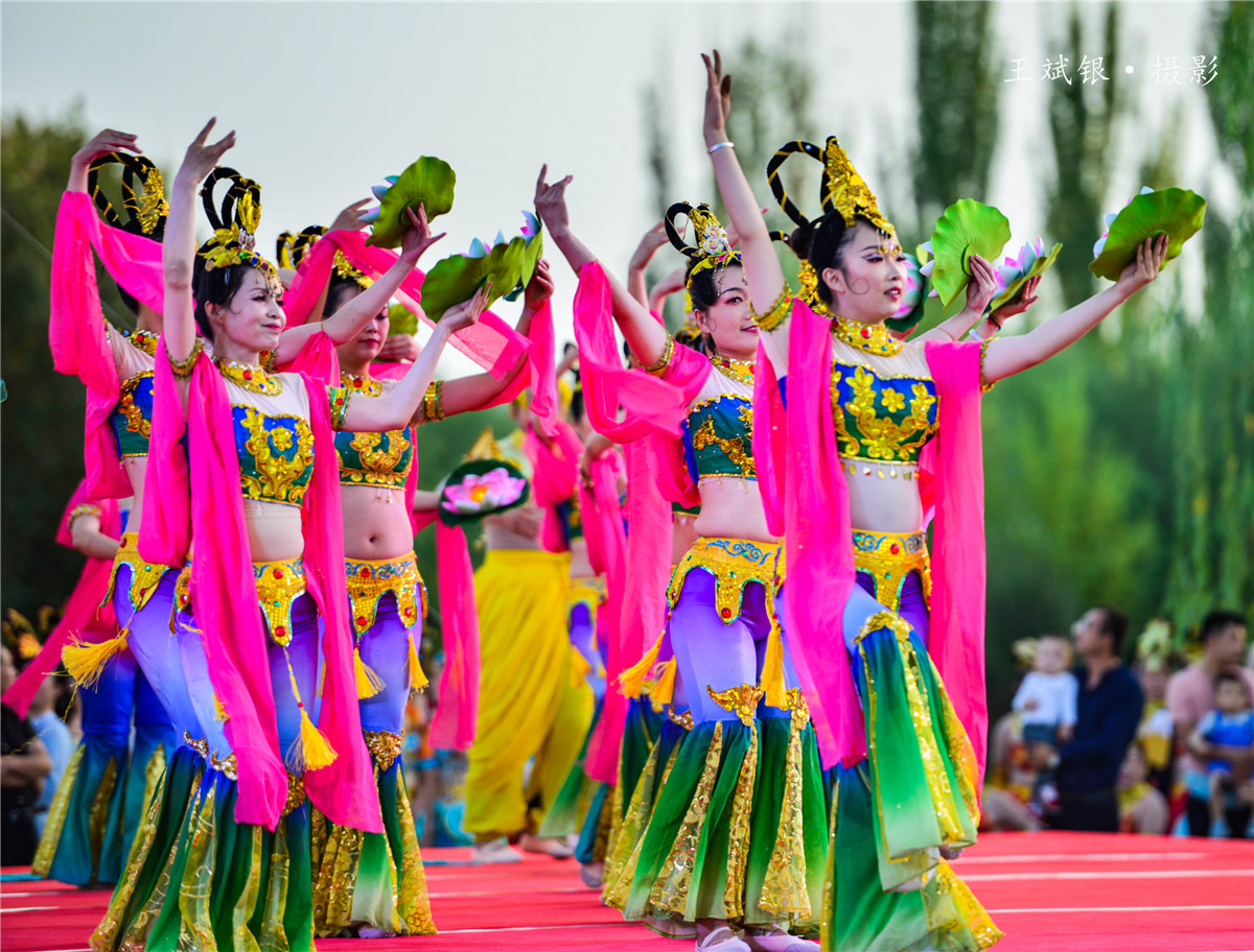 在敦煌跳敦煌舞,跳敦煌的舞蹈服