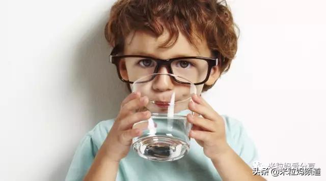 杯子怎么才能让孩子爱喝水,用什么水杯才能让小孩喜欢喝水