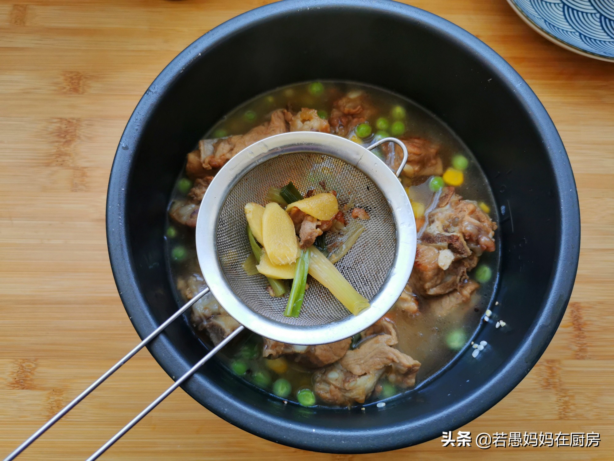 排骨焖饭怎么做有锅巴,排骨焖饭简单美味食材轻松准备