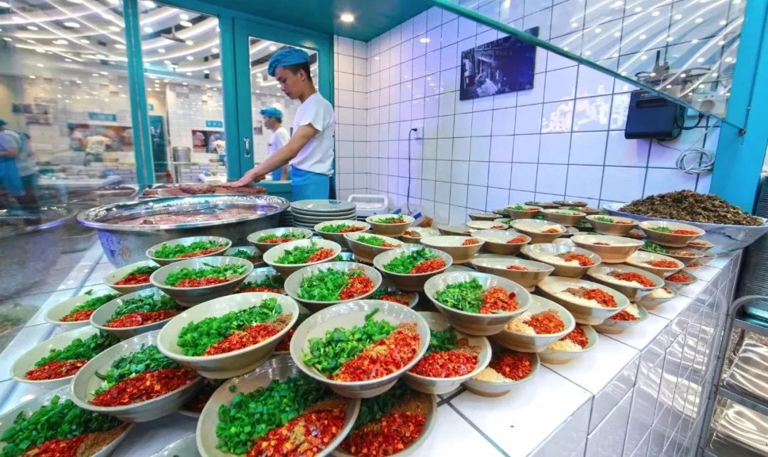 重庆的串串凭着份量实在的资格串味儿在南充开业至今打卡到上瘾！