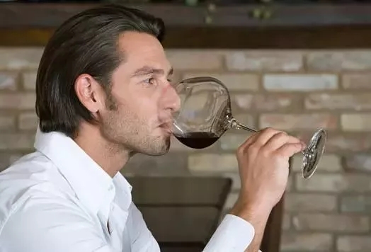 张裕葡萄酒怎么鉴别真假,自酿葡萄酒如何鉴别真假