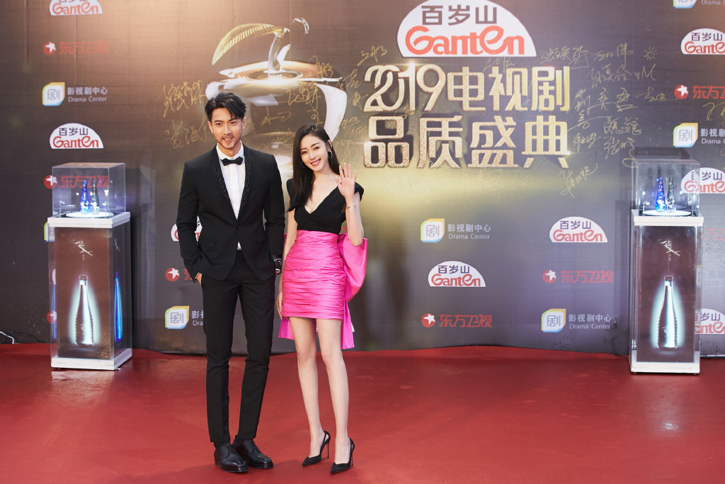 张天爱玩足球，穿透视上衣配超短裤，一双长腿不输旁边男运动员