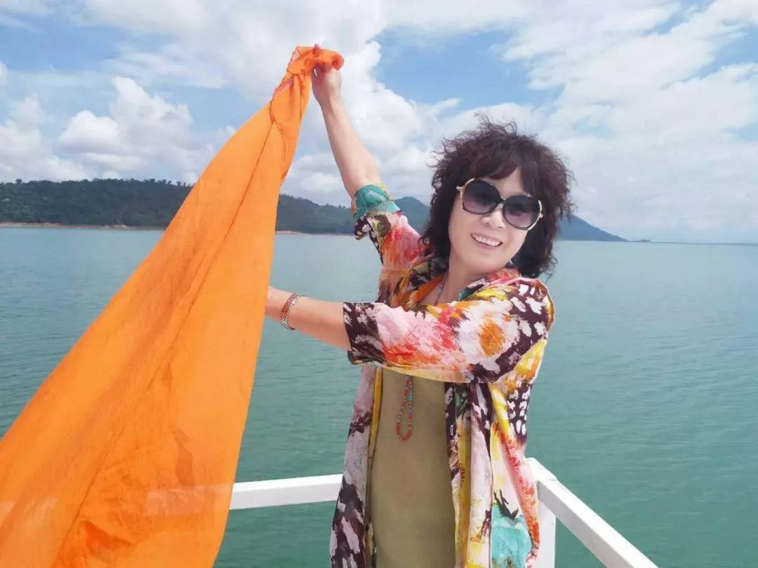 大妈旅游照专用动作,中国大妈外出旅游标准动作