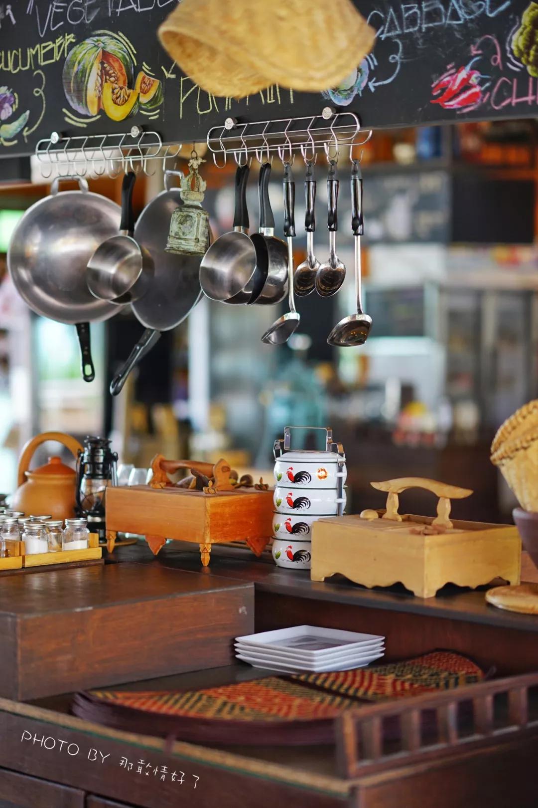 美国艺术家老夫妇定居苏梅岛十年，教游客画垃圾桶，唤醒环保意识