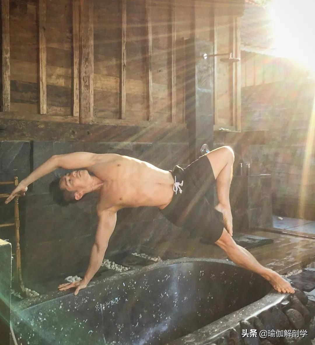 自律练瑜伽的男士,坚持练习瑜伽的男人刚柔并济