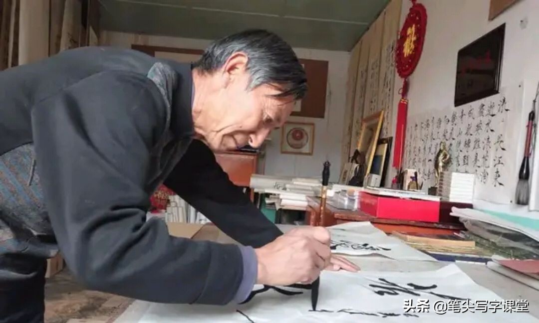 65岁开始学习书法98岁的老人,69岁老人练书法