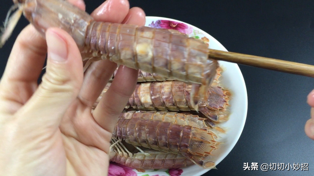 熟的皮皮虾扎手有点疼怎么处理,皮皮虾好吃不会剥又扎手又扎嘴