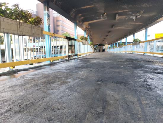 直击港理工:桌椅被烧得只剩框架、有上百枚汽油弹