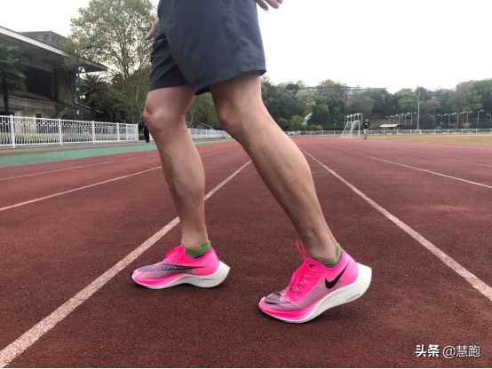 碳板科技跑鞋好处,碳板跑鞋真的有推进力么