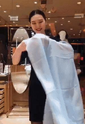 羊绒围巾这样戴简单又时尚,丝绸面料的围巾的系法