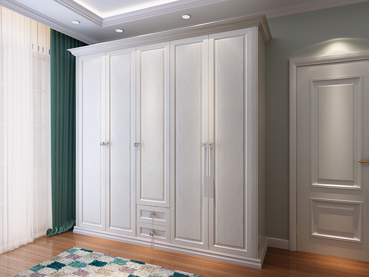 卧室整体定制衣柜与成品衣柜,新房子买成品衣柜还是定制衣柜