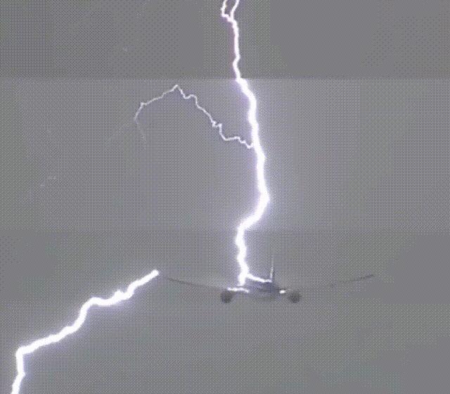 飞机怕雷击吗,飞机真的很危险吗