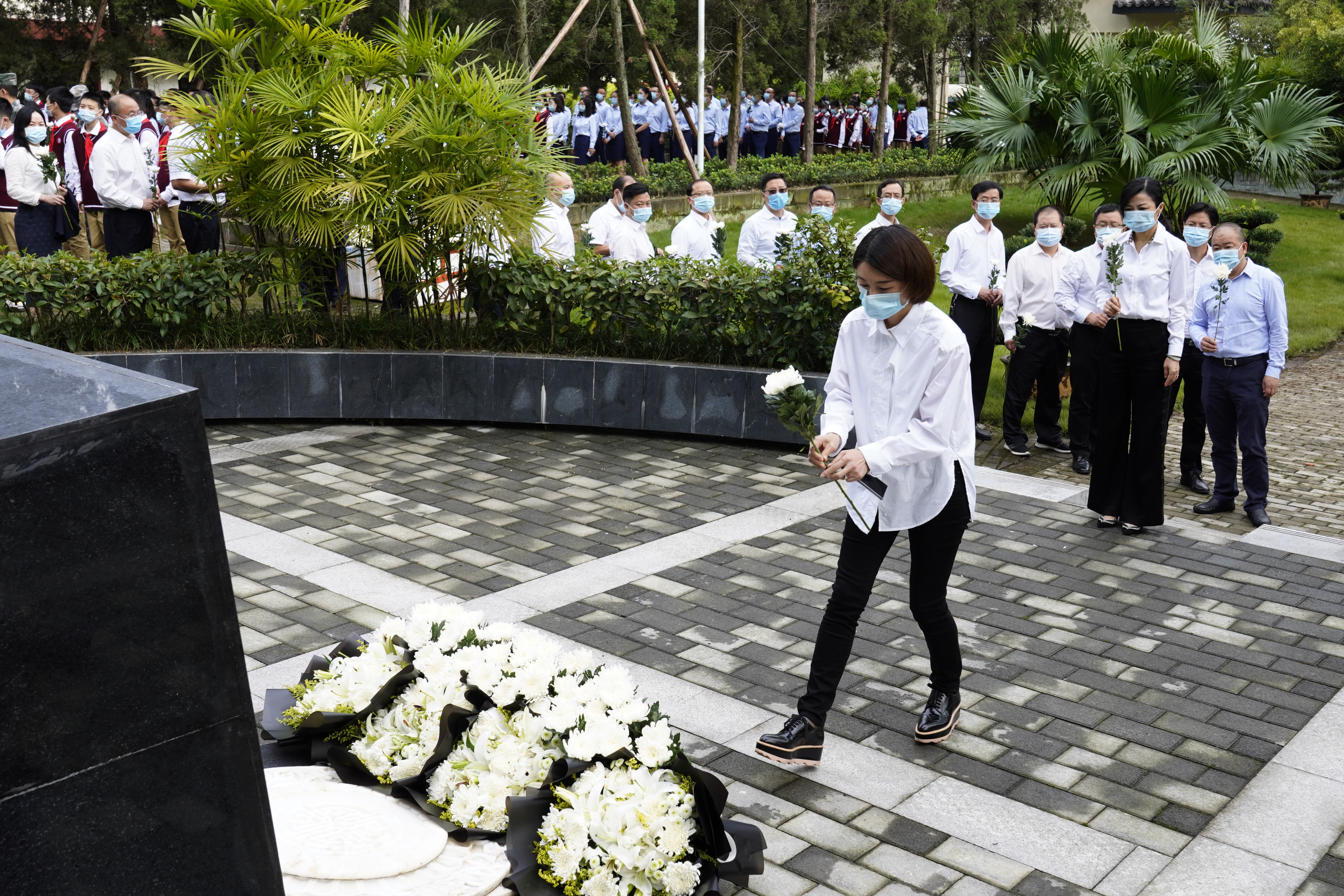 西青区各界向烈士纪念碑敬献花篮,重庆市社会各界向人民英雄献花