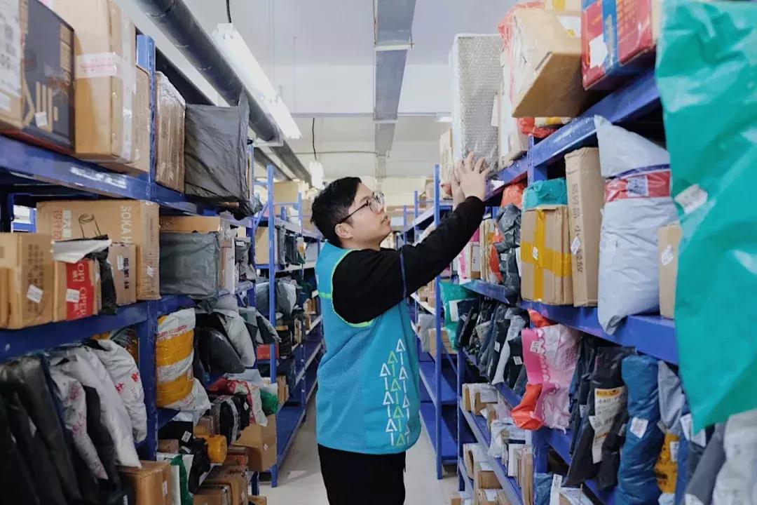 “包邮区”最大的快递驿站：昆山苹果代工厂百万包裹里的万种人生