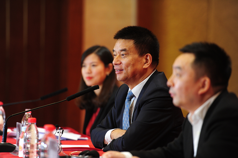 白手起家大赚782亿,他是我国饲料大王,如今财富全由女儿继承