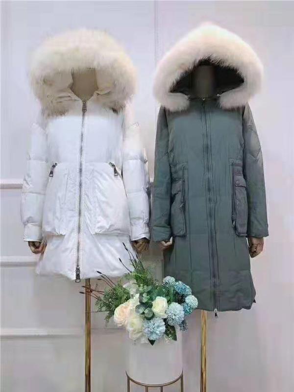 品牌羽绒服折扣女装尾货批发,广州服装工厂库存尾货羽绒服