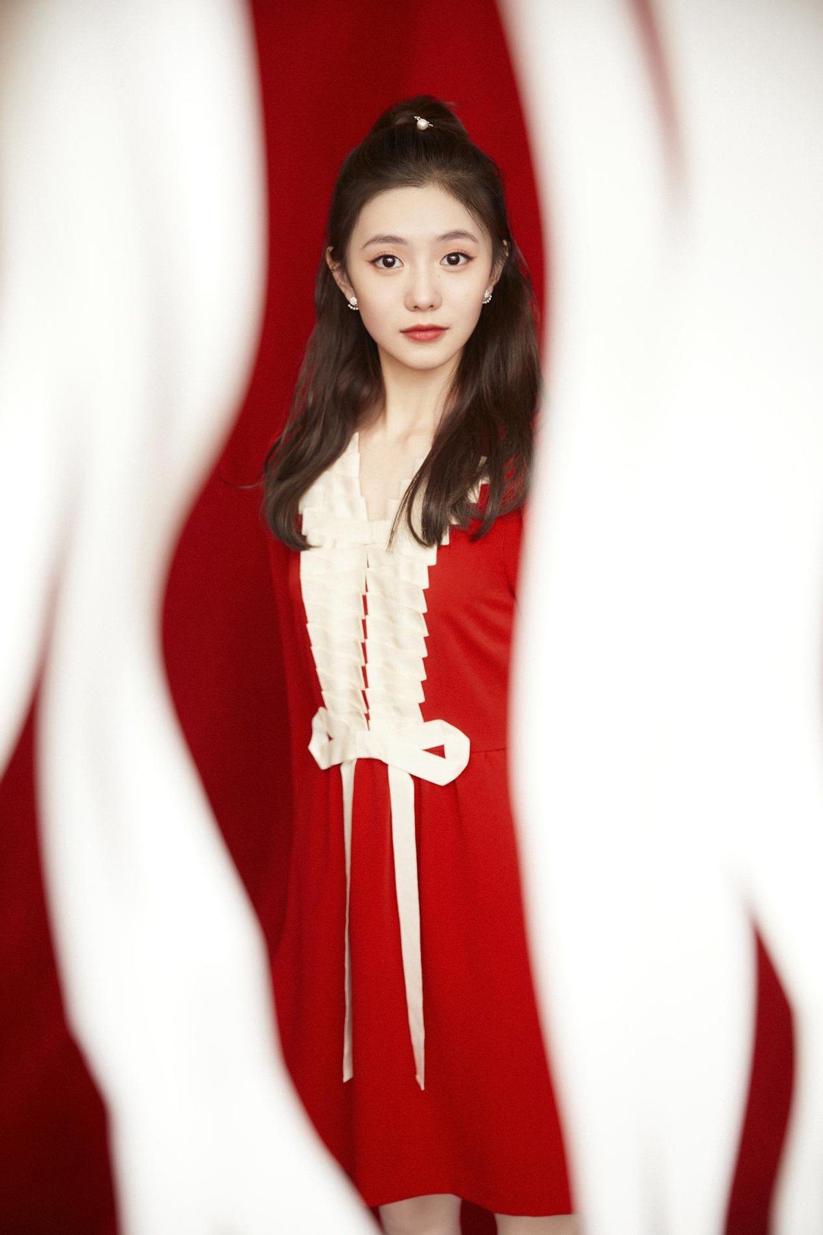 刘浩存红毯秀腿,刘浩存黑西装短裤造型