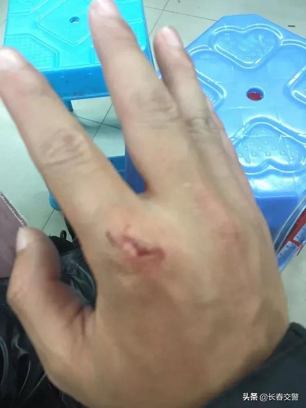 成都外卖小哥竖起大拇指,外卖小哥说什么都不会